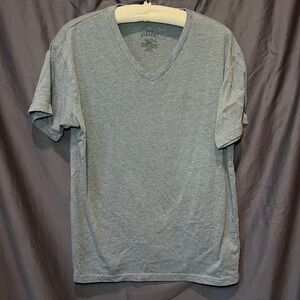 True Classic Men’s V-Neck T-shirt. Grey. Medium.
